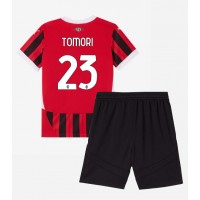 Camiseta AC Milan Fikayo Tomori #23 Primera Equipación Replica 2024-25 para niños mangas cortas (+ Pantalones cortos)